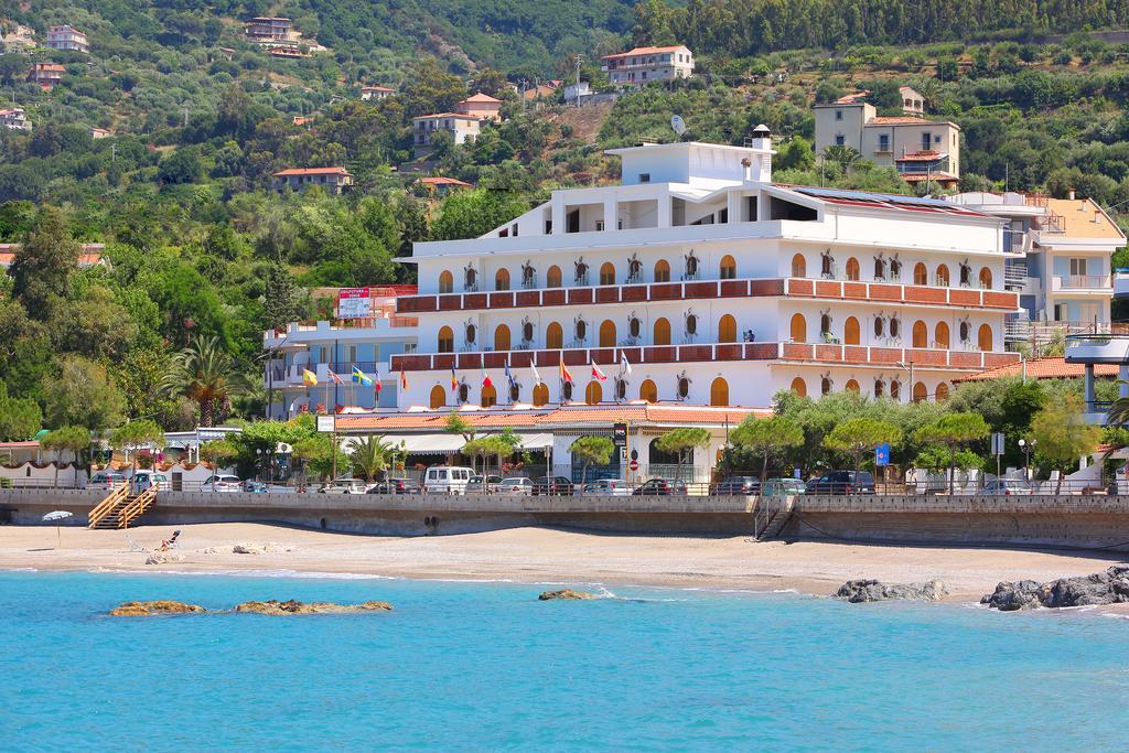 Hotel Ristorante La Tartaruga Capo dʼOrlando Exterior foto